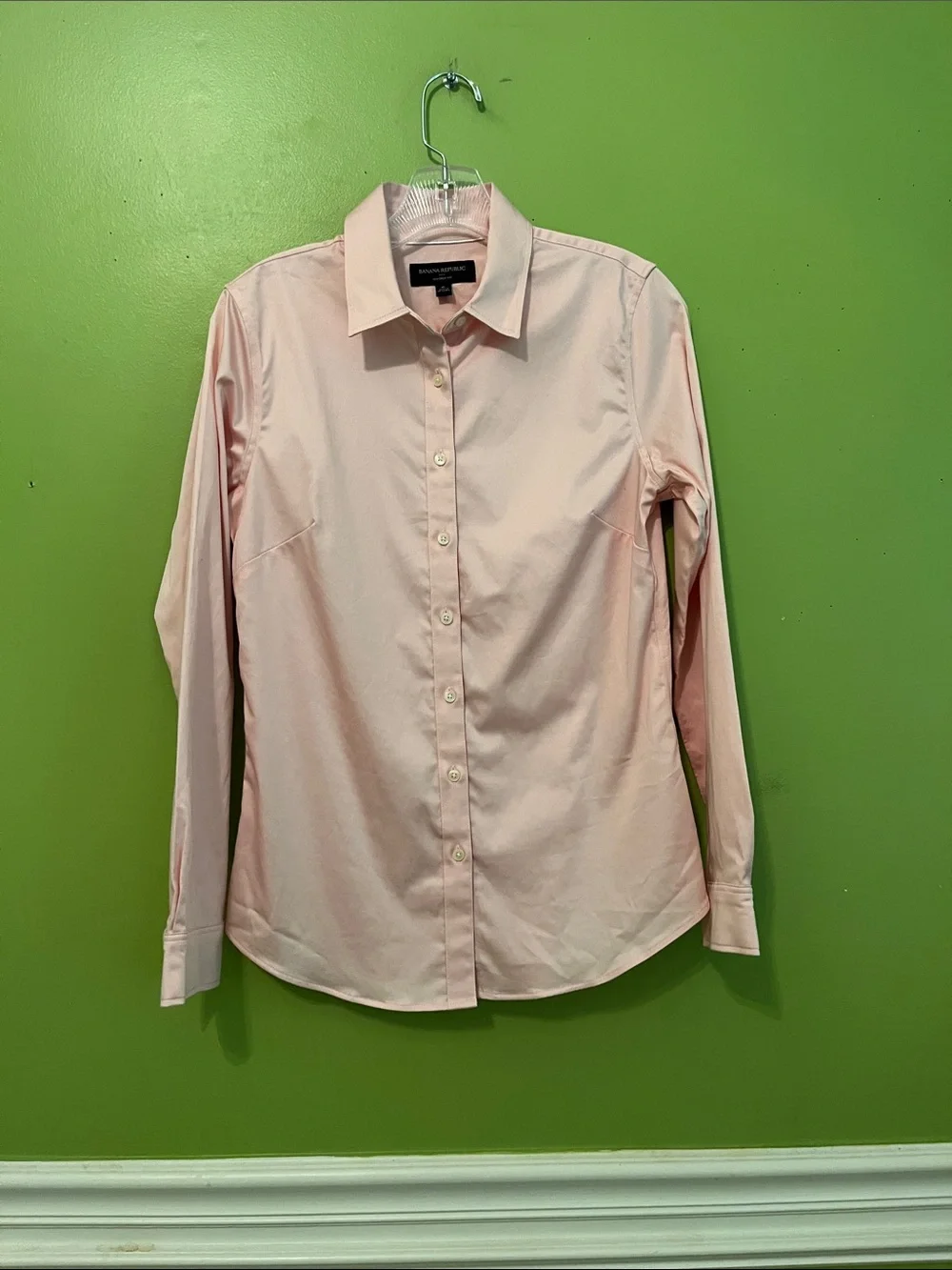 Like new Banana Republic Polished Cotton Fitted Shirt